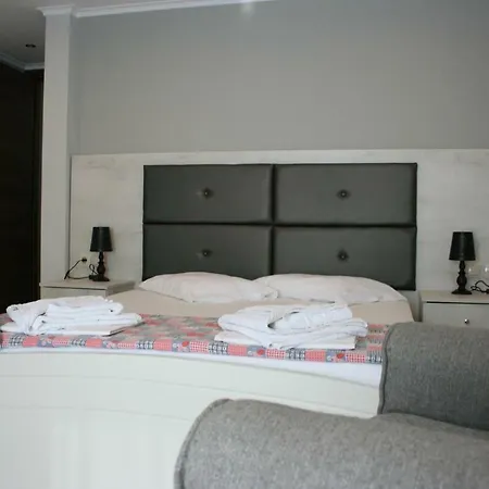 里亚酒店 * Paralía